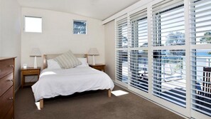 4 bedrooms, iron/ironing board, free WiFi, bed sheets - Shorelines at Hyams Beach (HYAMS BEACH)