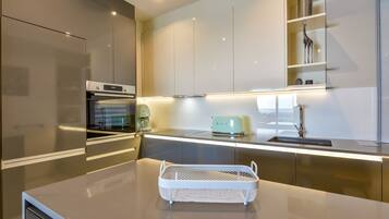 Een koelkast, een magnetron, een oven, een kookplaat