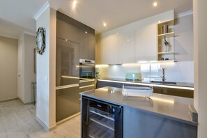 Kjøleskap, mikrobølgeovn, ovn og kokeplater