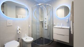Badezimmer | Dusche, Regendusche, Haartrockner, Bidet
