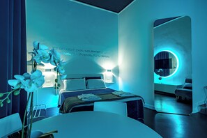 Colchones con efecto memoria, muebles diferentes y escritorio 