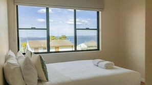 4 bedrooms, iron/ironing board, free WiFi, bed sheets - The Lookout at Hyams Beach (Hyams Beach)