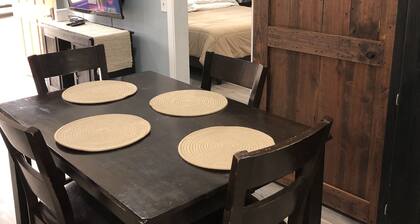 The Cottage at Sunset View Estate. Close to rafting, hiking, Dollywood 30 mins.