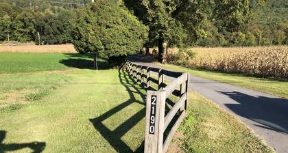 The Cottage at Sunset View Estate. Close to rafting, hiking, Dollywood 30 mins.