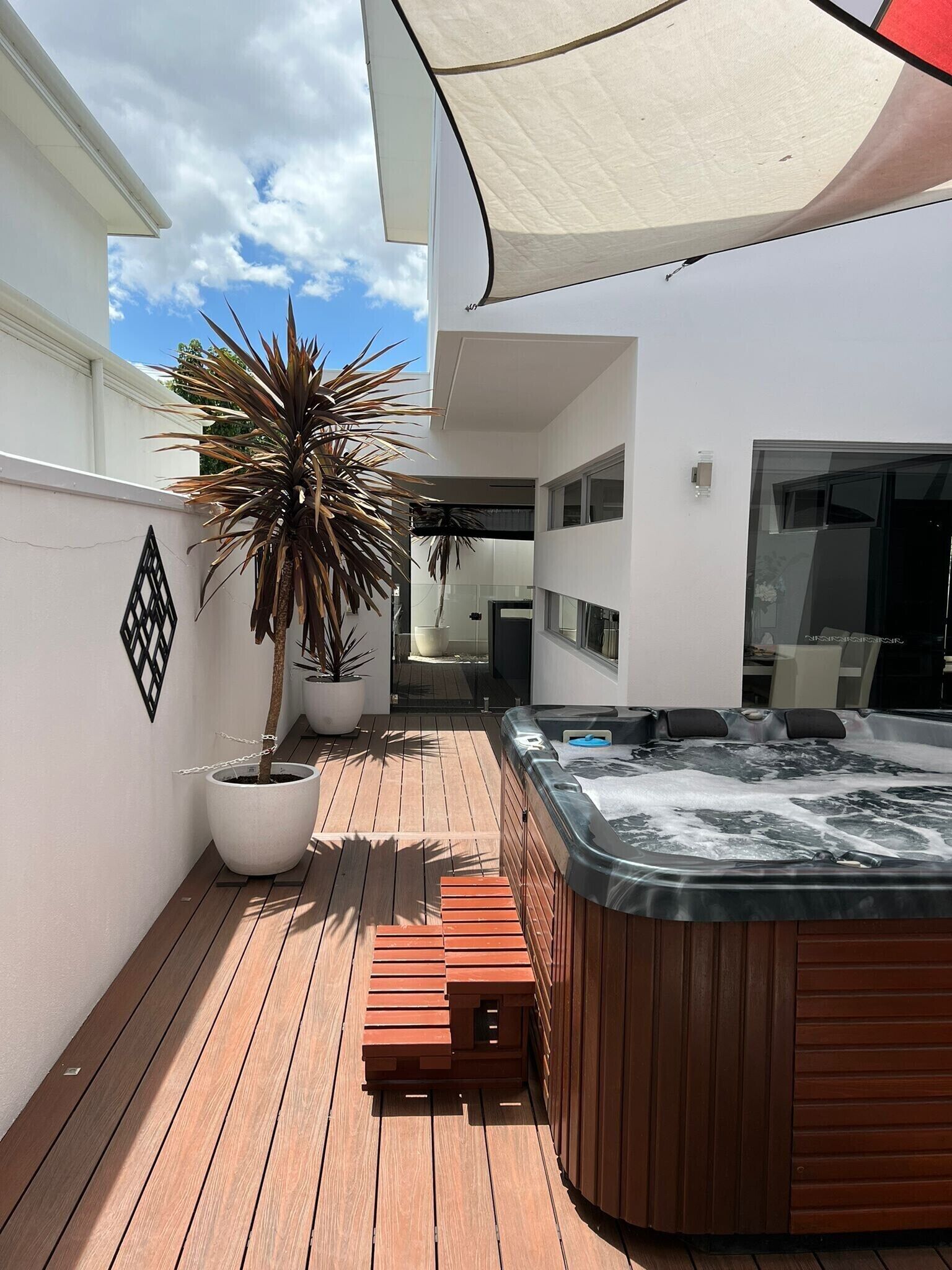 ULTRA STYLISH FREMANTLE AREA WALK TO THE BEACH — image 2