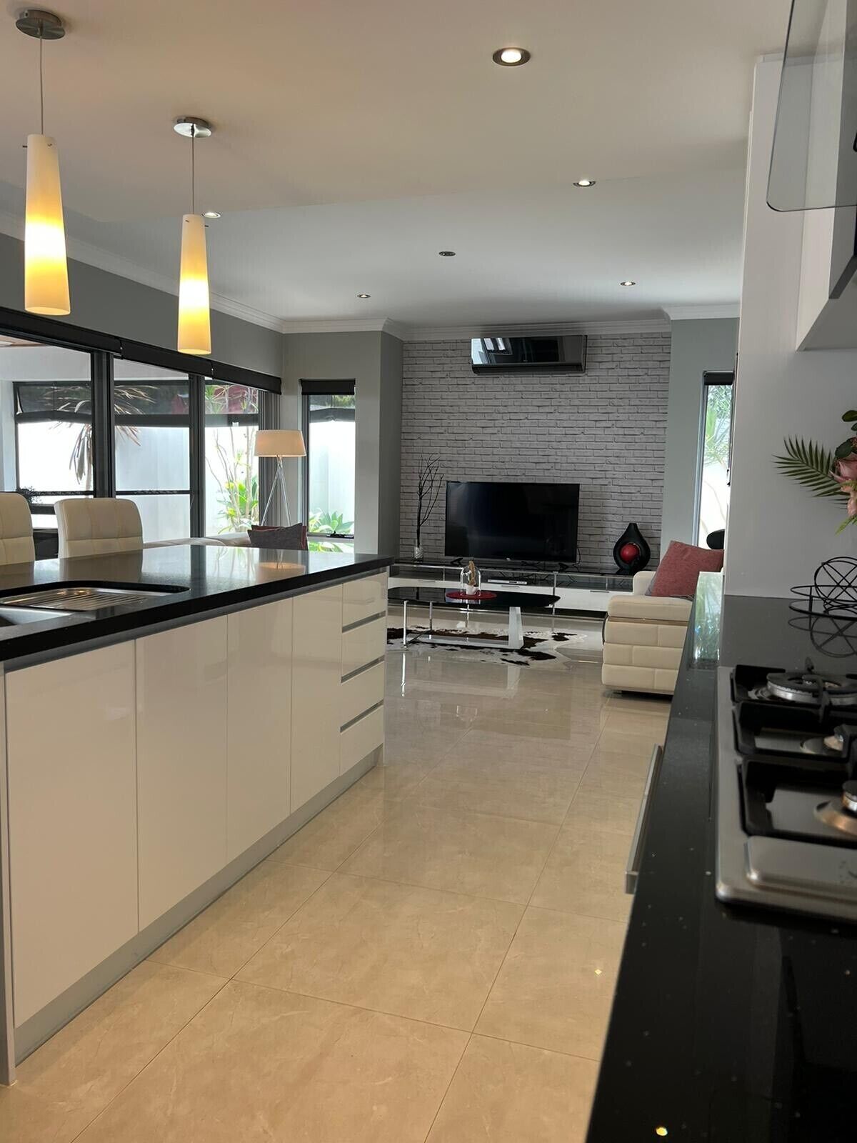 ULTRA STYLISH FREMANTLE AREA WALK TO THE BEACH — image 9