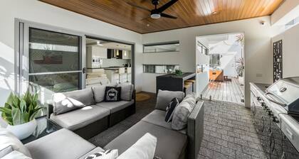 ULTRA STYLISH FREMANTLE AREA WALK TO THE BEACH