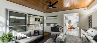 ULTRA STYLISH FREMANTLE AREA WALK TO THE BEACH