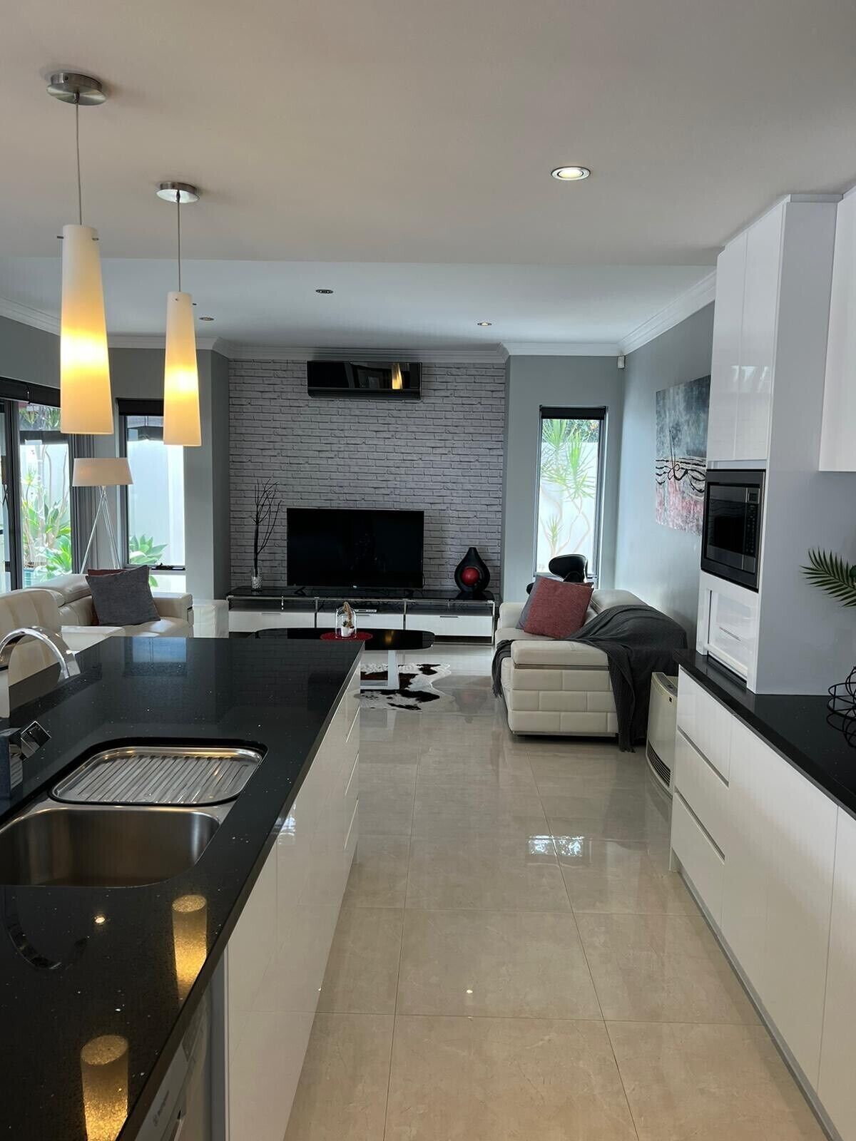 ULTRA STYLISH FREMANTLE AREA WALK TO THE BEACH — image 11