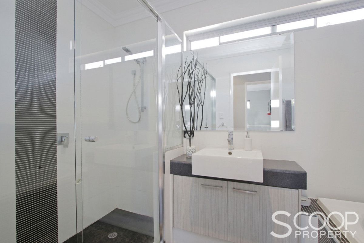 ULTRA STYLISH FREMANTLE AREA WALK TO THE BEACH — image 24