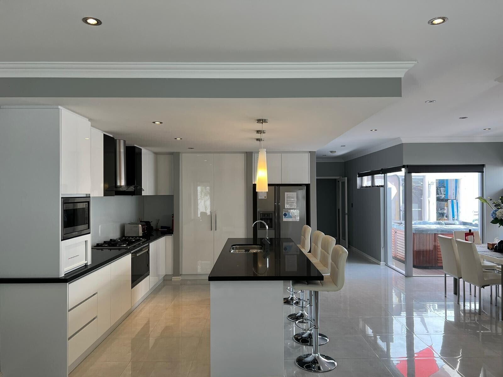 ULTRA STYLISH FREMANTLE AREA WALK TO THE BEACH