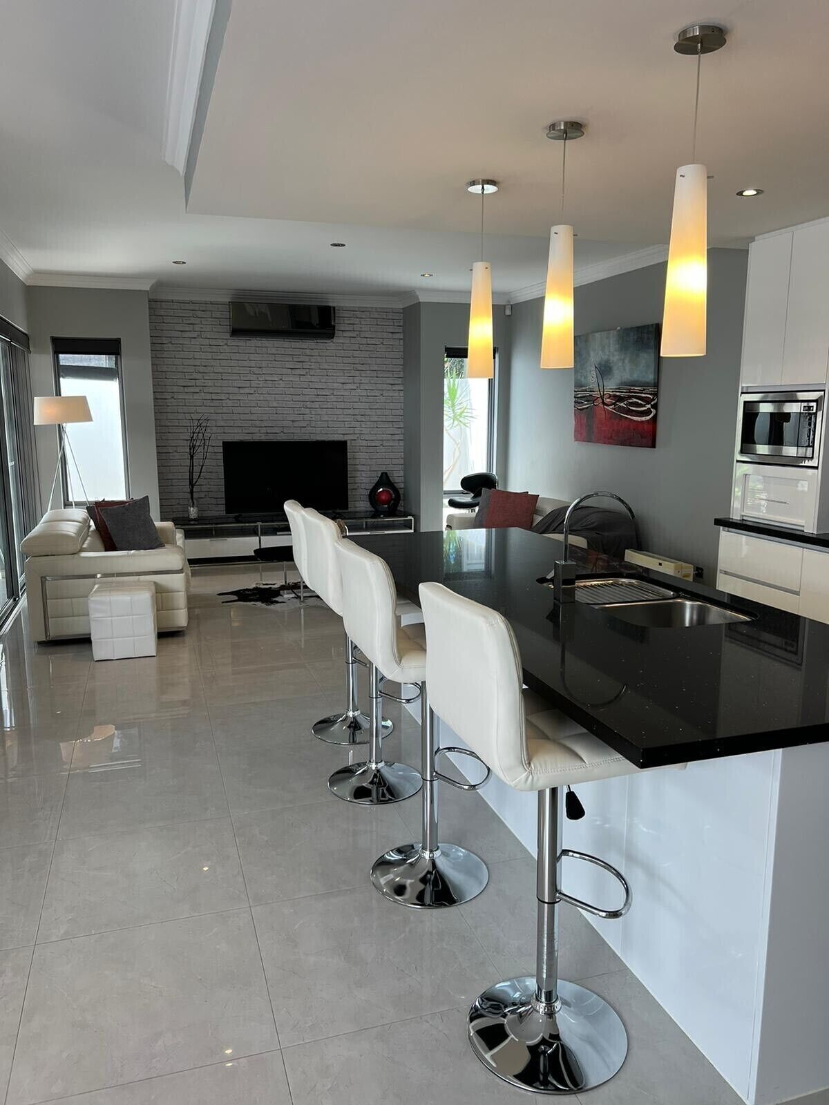 ULTRA STYLISH FREMANTLE AREA WALK TO THE BEACH — image 12