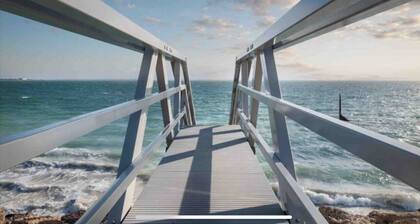 ULTRA STYLISH FREMANTLE AREA WALK TO THE BEACH