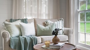 TV, Netflix, streaming services - Eco Cottage, Alpine, Southern Highlands (Alpine)