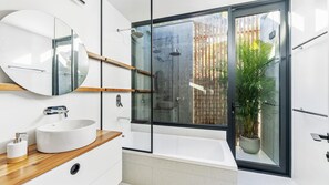 シャワー、タオル、トイレットペーパー