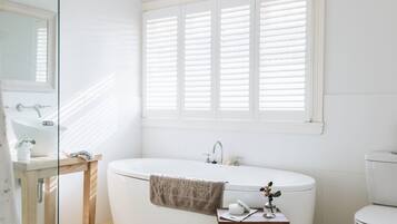Bathtub, towels