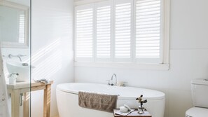 Bathtub, towels