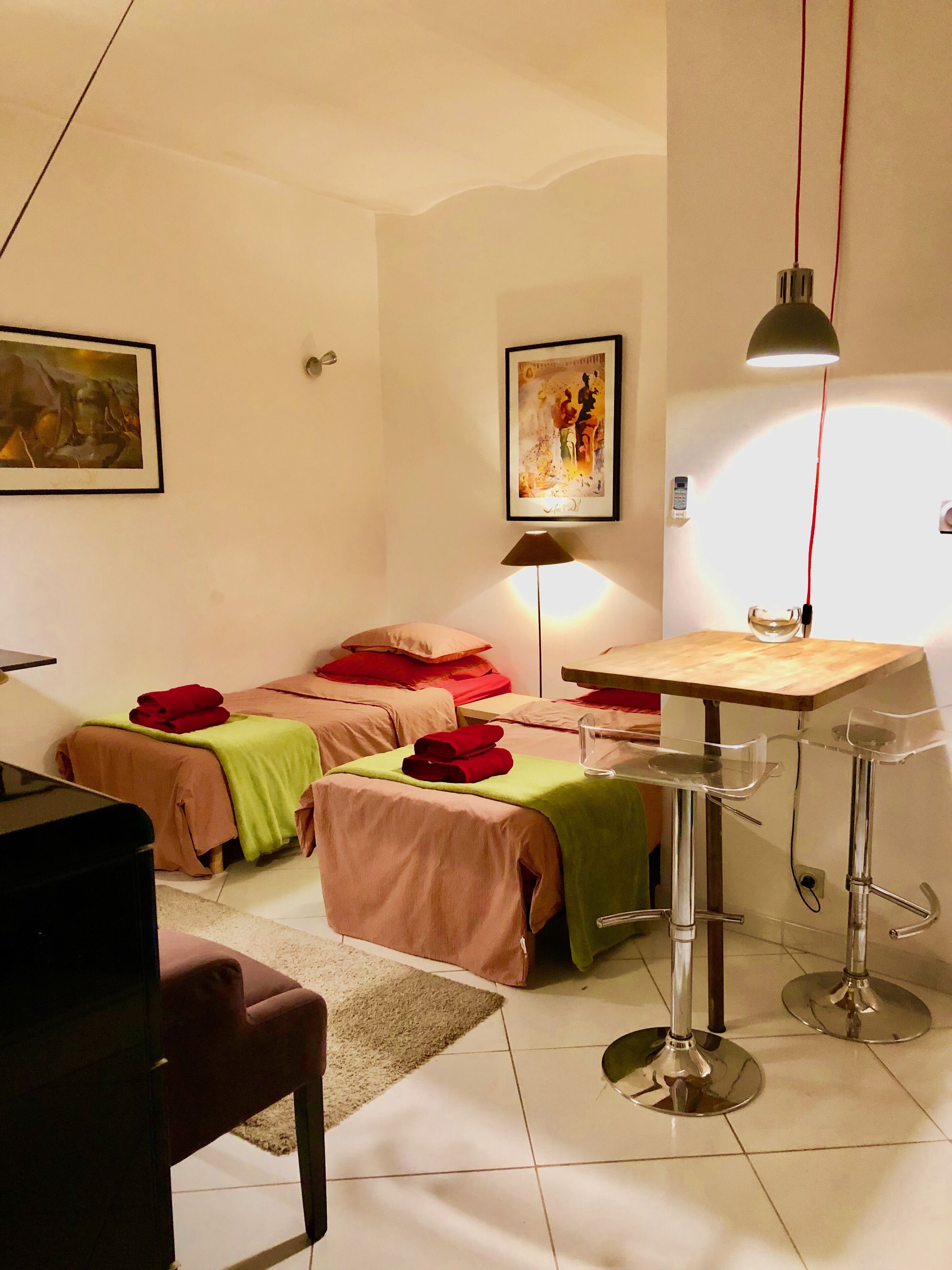 1 habitación, tabla de planchar con plancha, wifi gratis y ropa de cama 