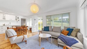 TV, Netflix, streaming services - Moby's at Hyams Beach, Jervis Bay (Hyams Beach)