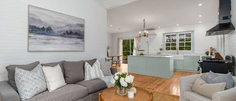 テレビ、暖炉、Netflix、ストリーミングサービス