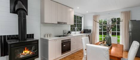 Een koelkast, een microgolfoven, een oven, een kookplaat