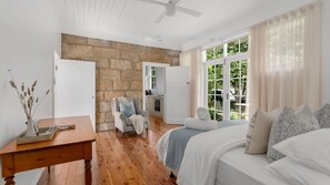 2 bedrooms, iron/ironing board, free WiFi, bed sheets - Studio Cottage, Alpine, Southern Highlands (Alpine)