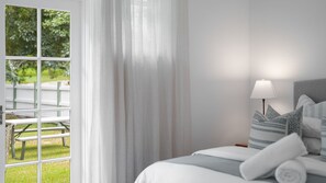 2 bedrooms, iron/ironing board, free WiFi, bed sheets - Studio Cottage, Alpine, Southern Highlands (Alpine)