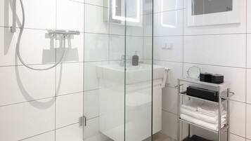 Dusche, Haartrockner, Handtücher, Seife