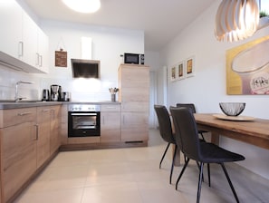 Frigorifero, microonde, forno, piano cottura