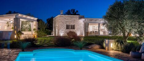 حمّام سباحة خارجي، حمّام سباحة مُدفَّأ