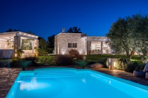 Utendørsbasseng og et oppvarmet basseng