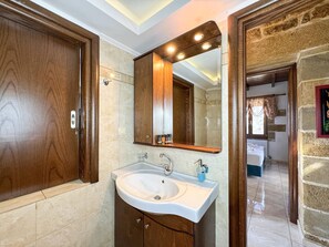 Combined shower/bathtub, hair dryer, towels, soap