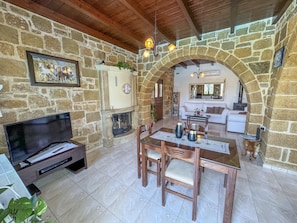 Smart TV, fireplace
