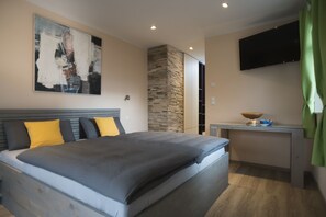City Studio, Balcony (Omas Stubb') | Frette Italian sheets, premium bedding, down duvets, Select Comfort beds - Anno Domini 1716  Boutique Hotel (Marktheidenfeld)