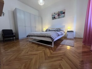 1 bedroom, desk, free WiFi, bed sheets