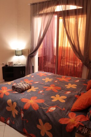 1 chambre, fer et planche à repasser, Wi-Fi gratuit, draps fournis
