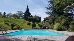 Una piscina al aire libre, una piscina climatizada
