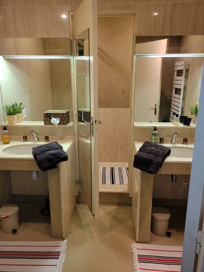 Douche, sĂšche-cheveux, serviettes fournies, savon