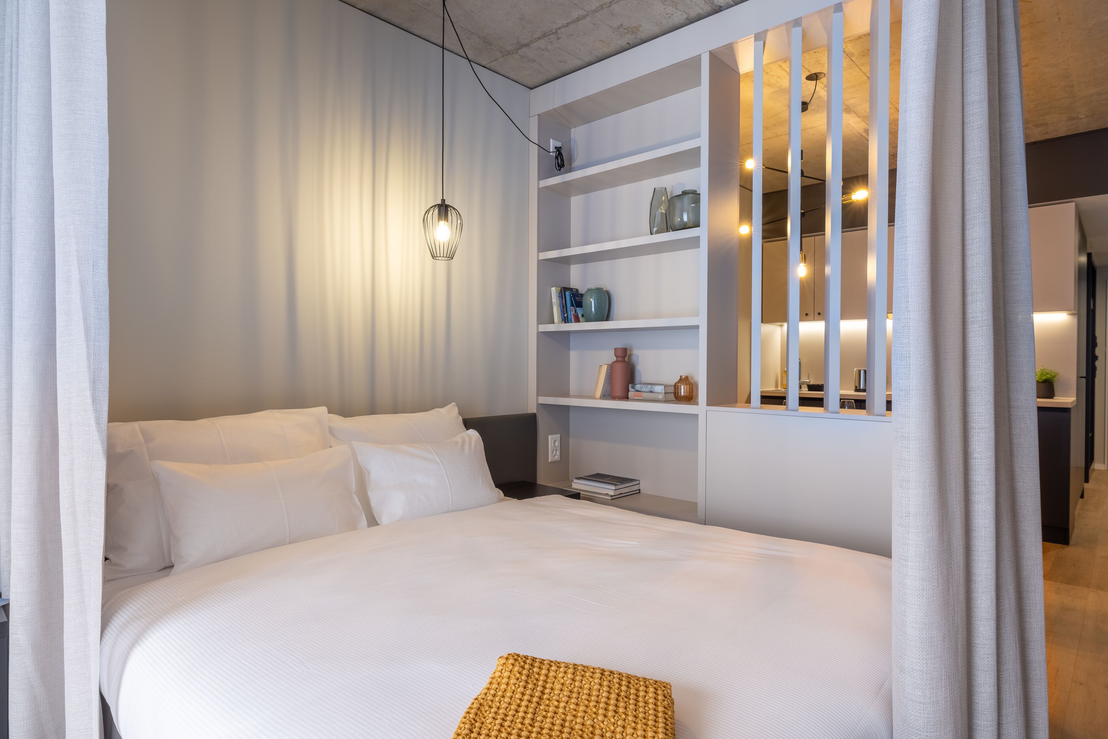 1 bedroom, hypo-allergenic bedding, desk, laptop workspace