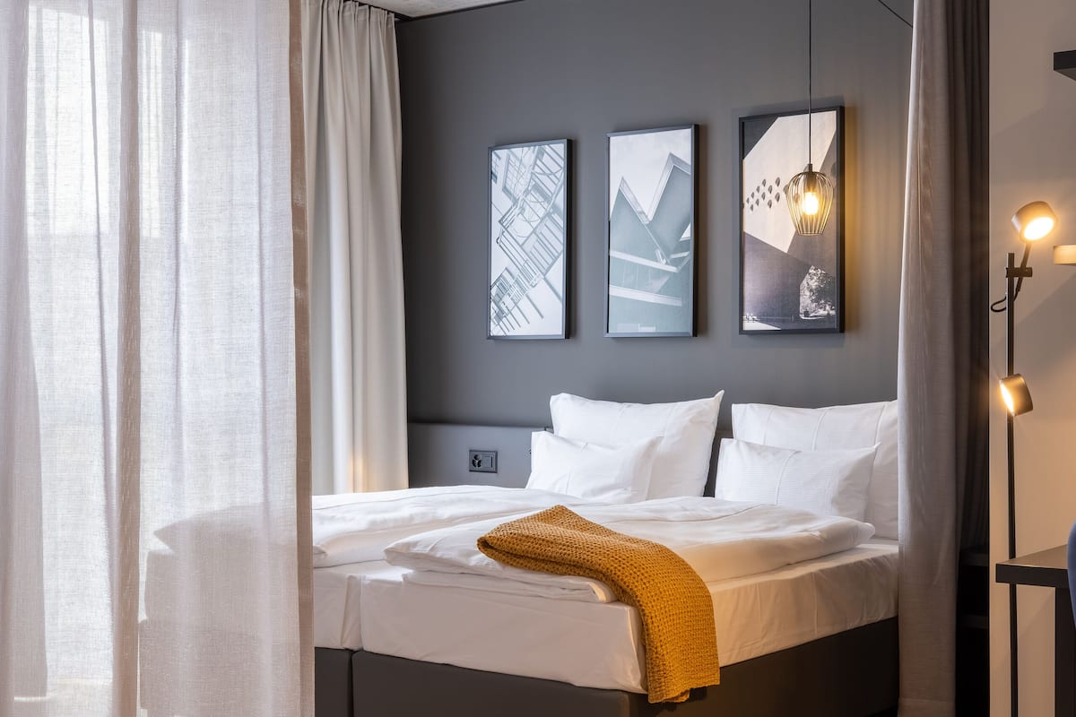 1 bedroom, hypo-allergenic bedding, desk, laptop workspace