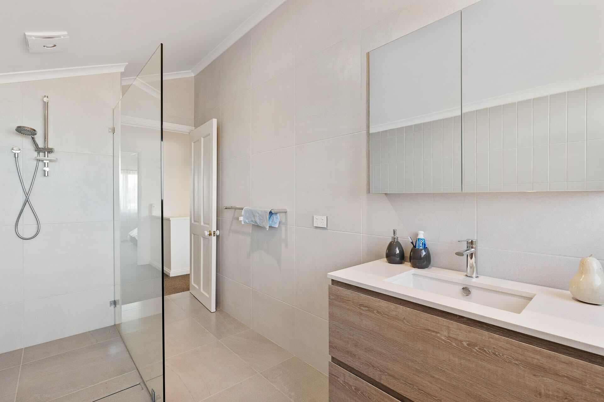13/47-48 Franklin Pde  Linen Included - Waterfront — image 29