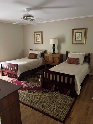 5 Schlafzimmer, Bügeleisen/Bügelbrett, kostenloses WLAN, Bettwäsche