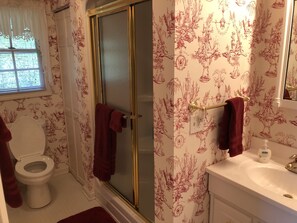 Combined shower/tub, hair dryer, towels, soap - "The ROOST"-Bagby Family Guest house- Laurel Ridge (Waynesville)
