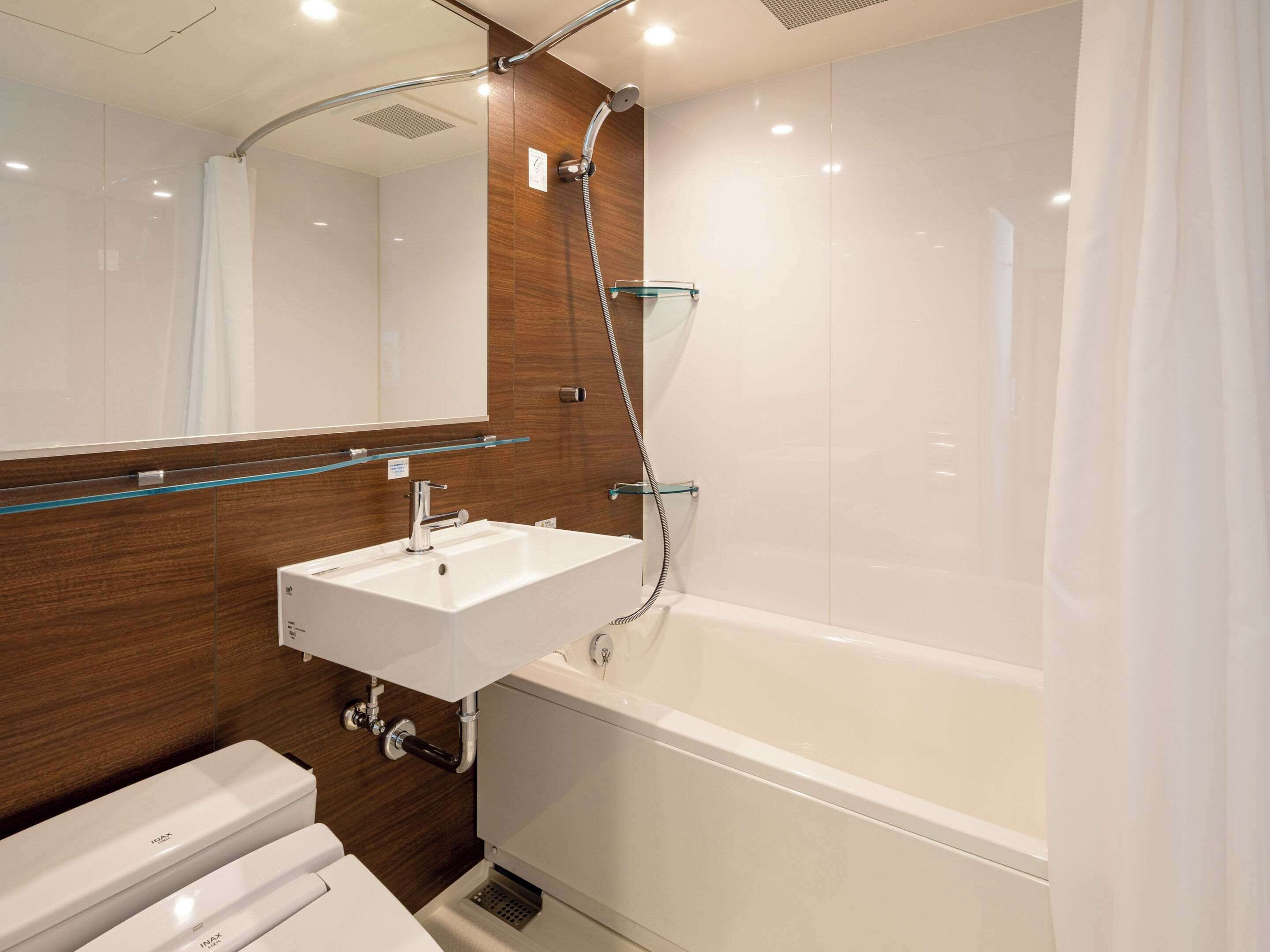 combined shower/bathtub, deep-soaking bathtub, free toiletries