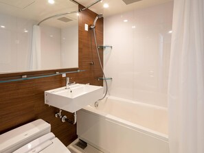 Combined shower/bathtub, deep-soaking bathtub, free toiletries - Comfort Hotel ERA Kyoto Toji (Kyoto)