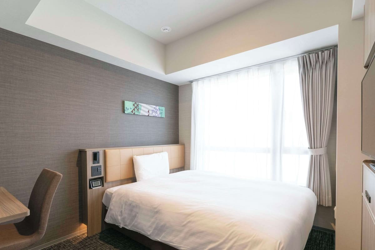 Standard Room, 1 Double Bed, Non Smoking | Premium bedding, in-room safe, desk, blackout curtains