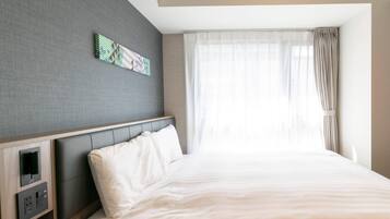 Standard Room, 1 Queen Bed, Non Smoking | Premium bedding, in-room safe, desk, blackout drapes