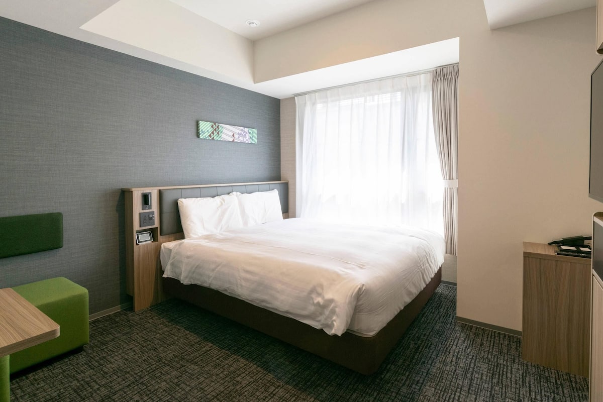 Habitación estándar, 1 cama de matrimonio, no fumadores | Ropa de cama de alta calidad, caja fuerte, escritorio y cortinas opacas