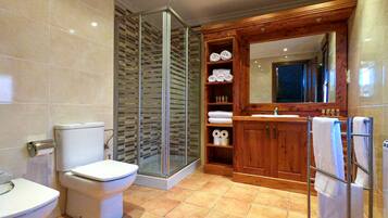 Een douche, een haardroger, een bidet, handdoeken