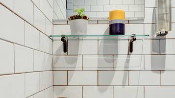 Douche, sĂšche-cheveux, serviettes fournies, savon